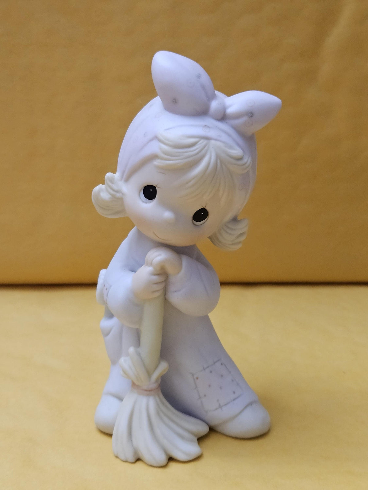 Precious Moments "Isn't He Precious" Figurine – 1984 Enesco E-5379