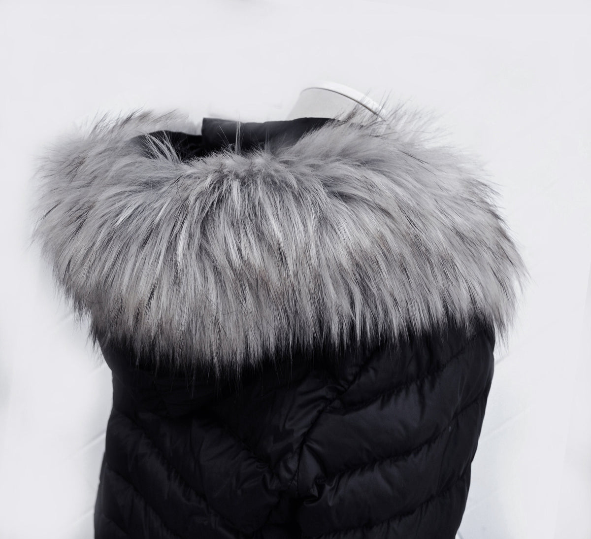 Gray Faux Raccoon Hood Trim – Dark Tips – 60–80 cm – product photo 1