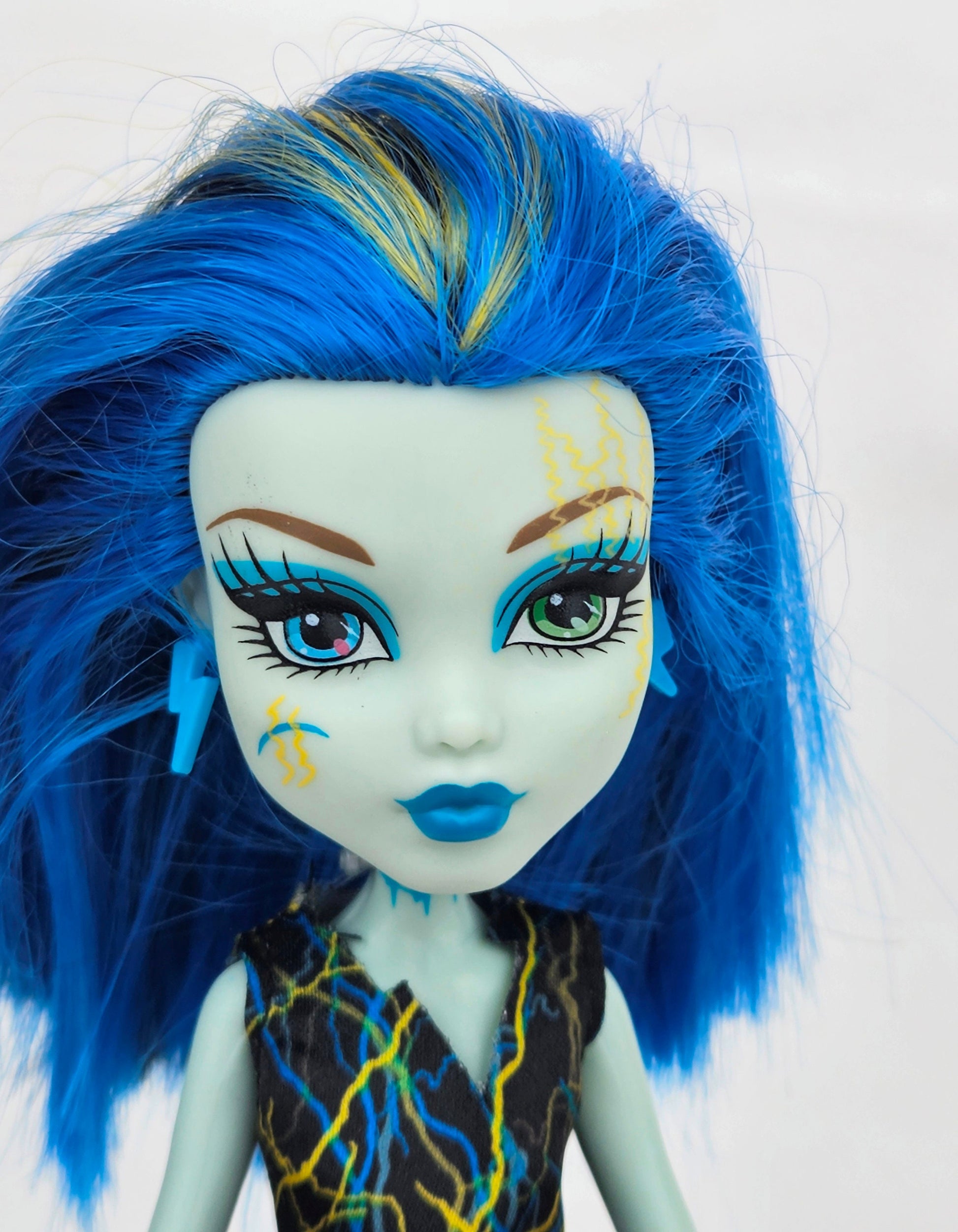 Monster High Doll for Collectors, Playing, Electrified Monstrous Hair, Hair-Rising Ghouls, Freaky Fusion, Recharge Chamber, Original Used