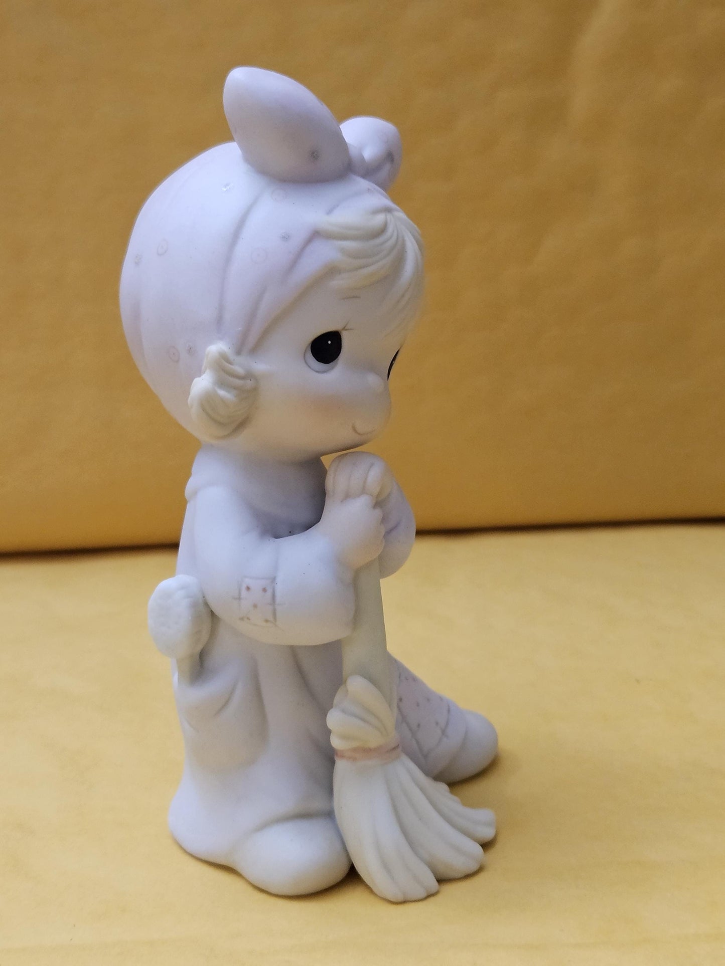 Precious Moments Figurine, Girl with Broom, Collectible Vintage Figurine, 1984, Porcelaine Ceramic Figurine Rare, Original Box, Enesco