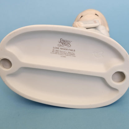 Precious Moments "Love Never Fails" – 1984 Enesco 524301