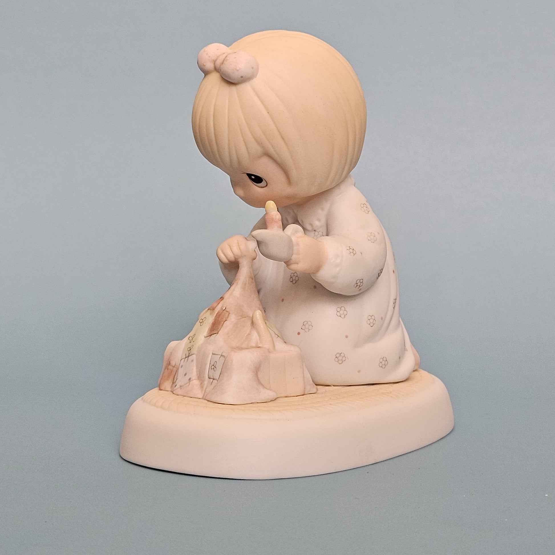 Dawn's Early Light" ** Members Only 
- Measures approx. stands 5 inch tall
- Produced in 1983( Precious Moments Collectors Club)