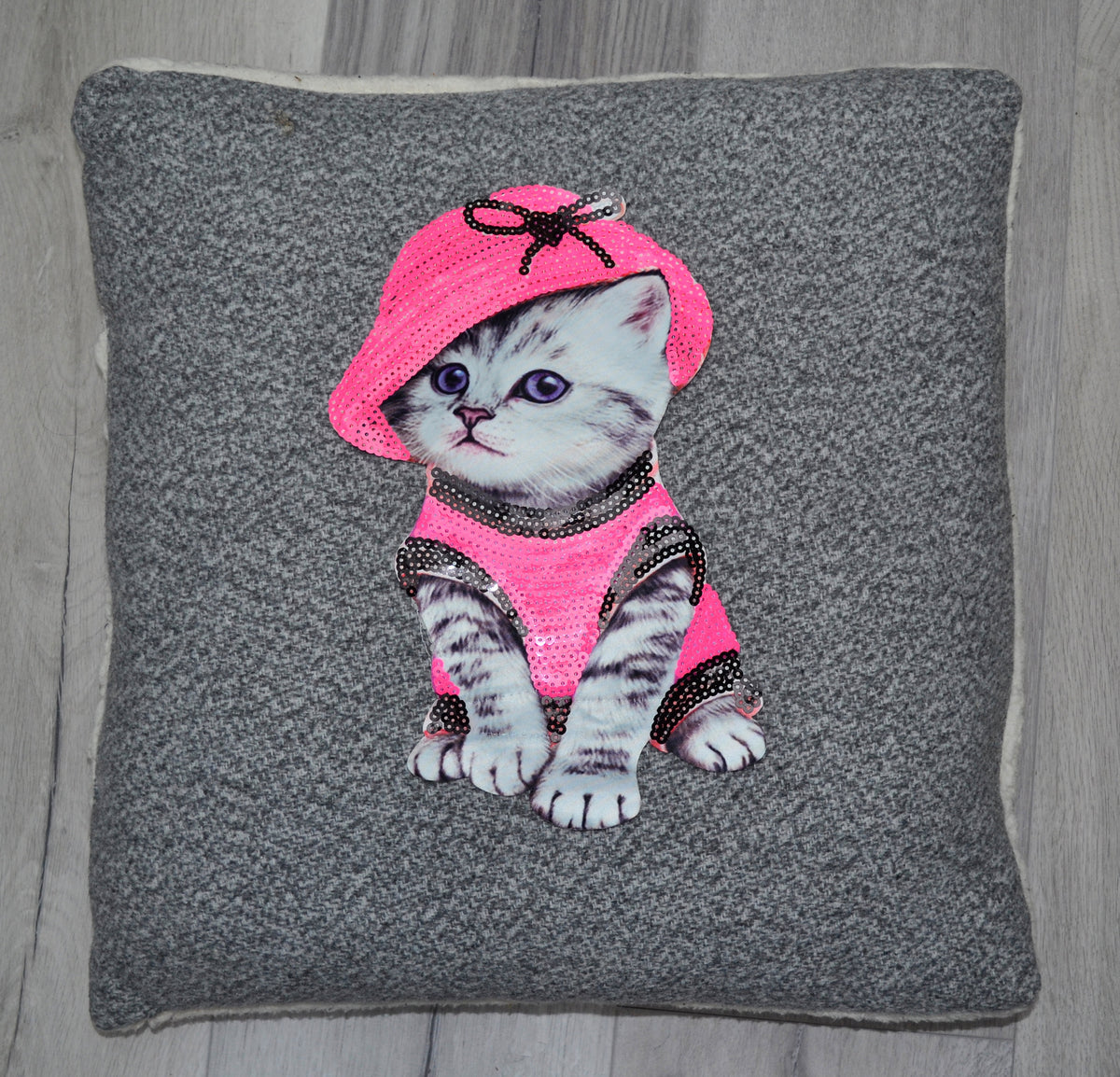 XL Cat in the Hat Soft Fabric Sequin Embroidery Sewn On Patch Jacket Badge Cat Face Big Eye Animal Applique Cat Embroidery Applique Patch